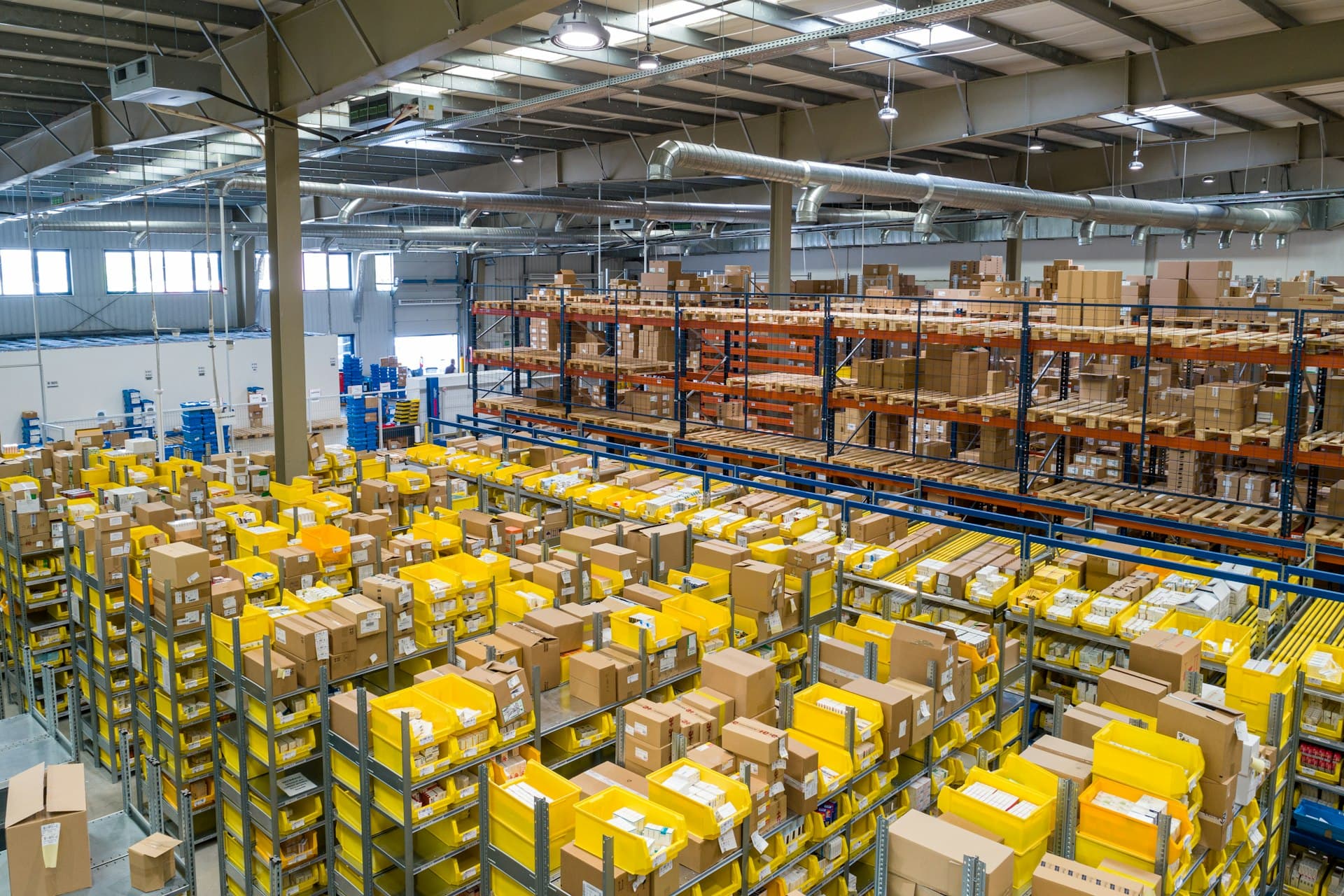 Entrepôt logistique avec rayonnages et marchandises